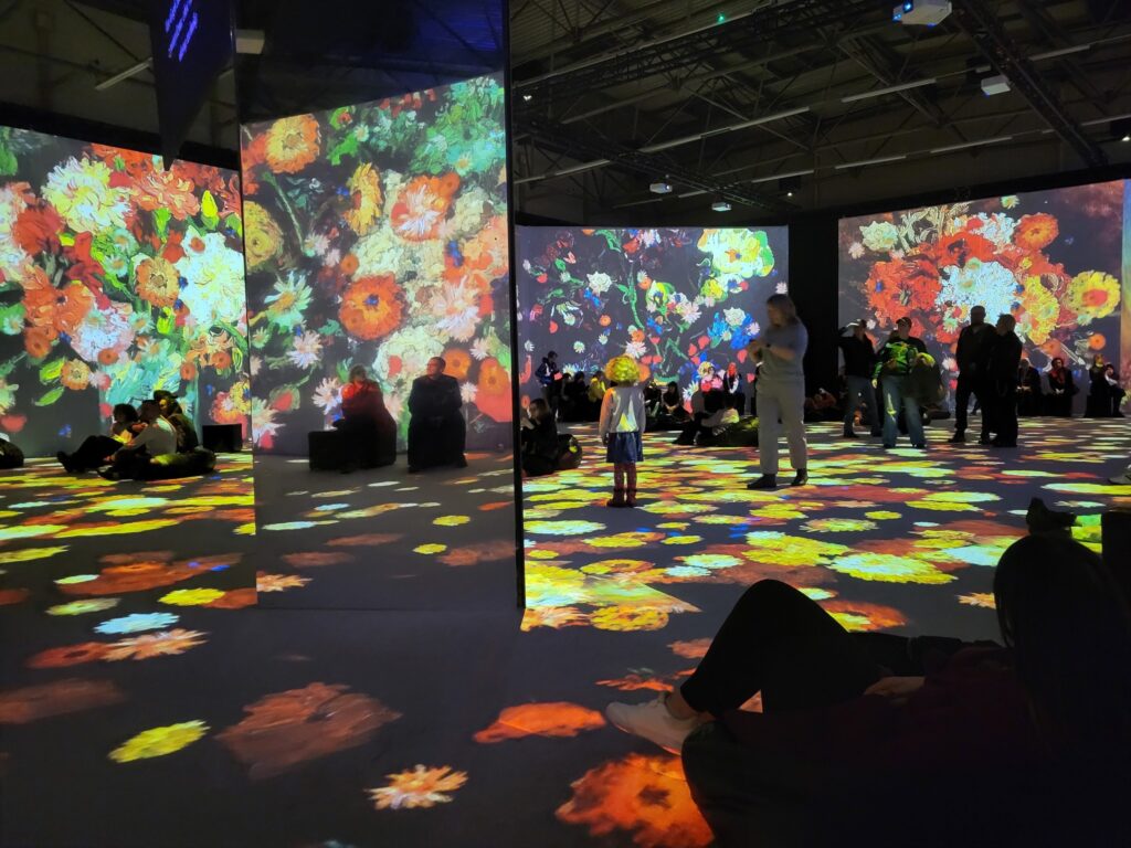 zdjęcie przedstawia osoby oglądające wystawę „VAN GOGH – The Immersive Exhibition”
