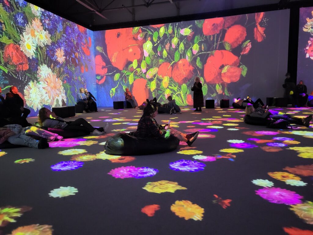 zdjęcie przedstawia osoby oglądające wystawę „VAN GOGH – The Immersive Exhibition”