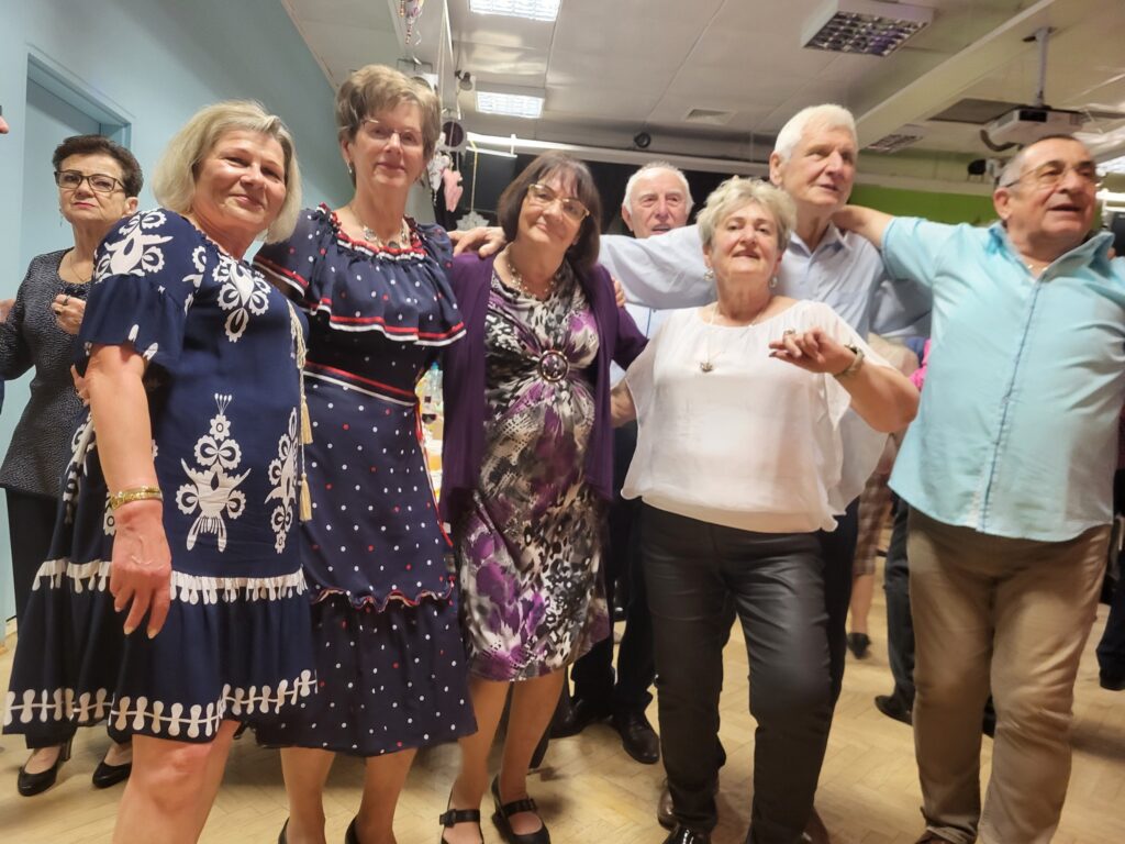 zdjęcie przedstawia uczestników Balu Seniora w klubie "Dąb"