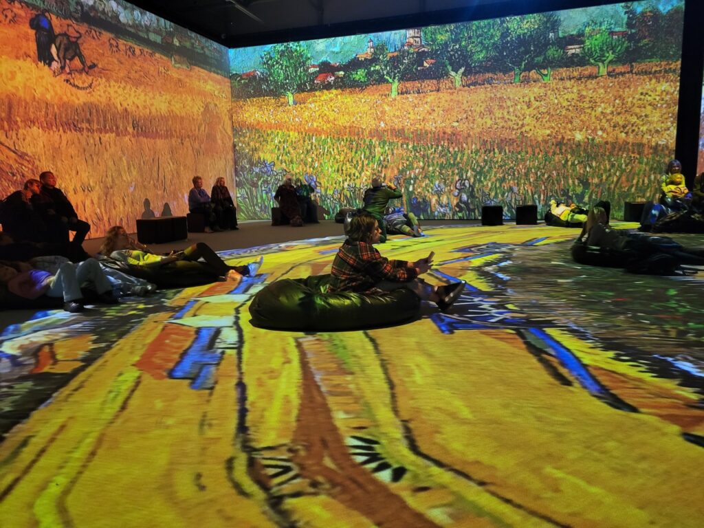 zdjęcie przedstawia osoby oglądające wystawę „VAN GOGH – The Immersive Exhibition”