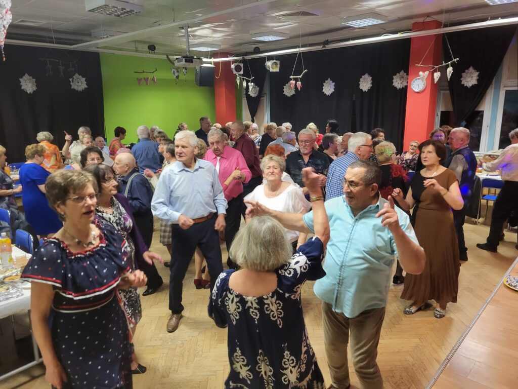 zdjęcie przedstawia uczestników Balu Seniora w klubie "Dąb"