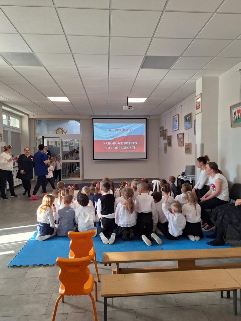 zdjęcie przedstawia uczestników uroczystych obchodów Święta Niepodległości w Przedszkolu Publicznym nr 9 "Słoneczna Dziewiątka"
