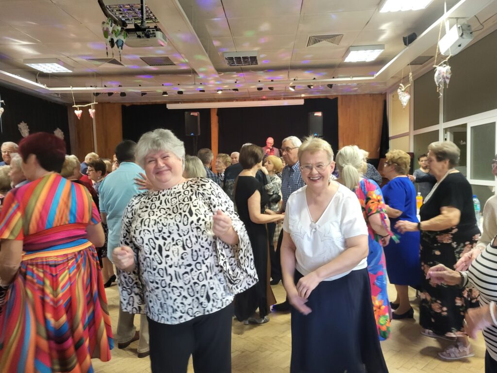 zdjęcie przedstawia uczestników Balu Seniora w klubie "Dąb"