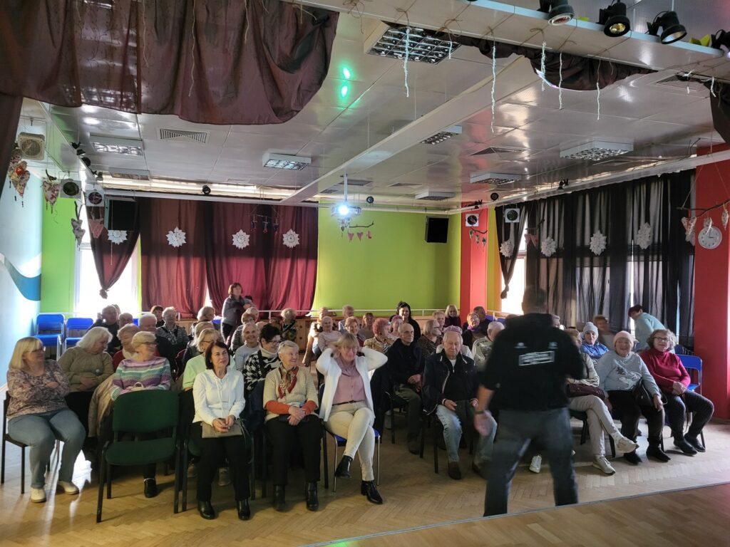 zdjęcia przedstawia uczestników prelekcji „Profilaktyka uzależnień oraz zdrowia psychicznego”, którą poprowadził Radosław Budzyński-Świerszcz, Prezes Zarządu Spółdzielni Socjalnej MERITUM