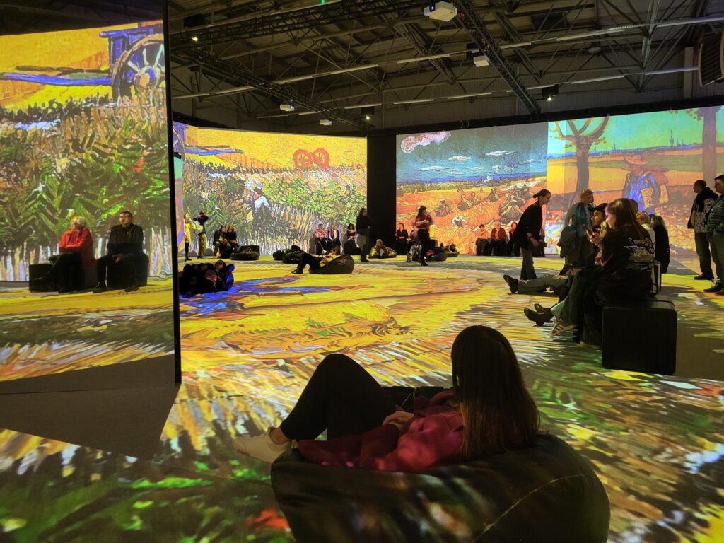 zdjęcie przedstawia osoby oglądające wystawę „VAN GOGH – The Immersive Exhibition”