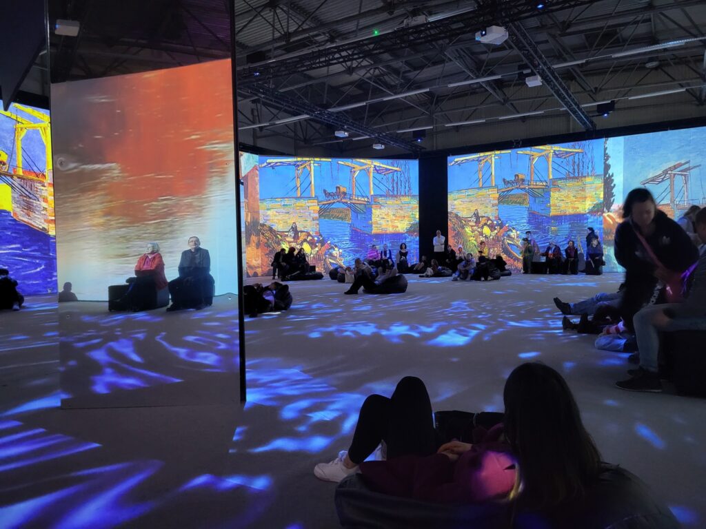 zdjęcie przedstawia osoby oglądające wystawę „VAN GOGH – The Immersive Exhibition”