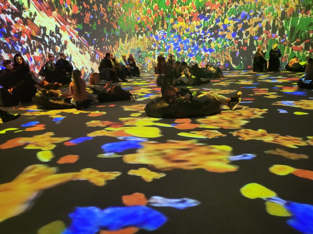 zdjęcie przedstawia osoby oglądające wystawę „VAN GOGH – The Immersive Exhibition”