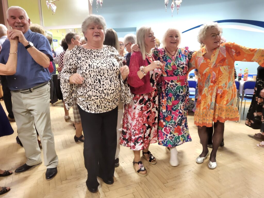 zdjęcie przedstawia uczestników Balu Seniora w klubie "Dąb"