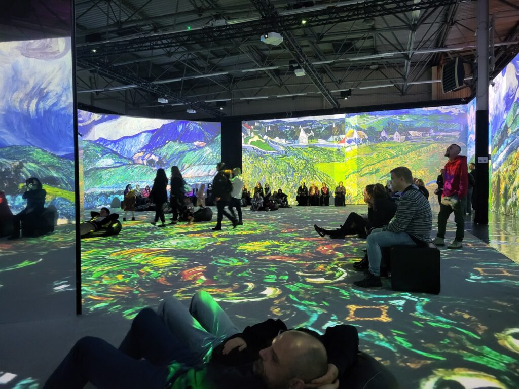 zdjęcie przedstawia osoby oglądające wystawę „VAN GOGH – The Immersive Exhibition”