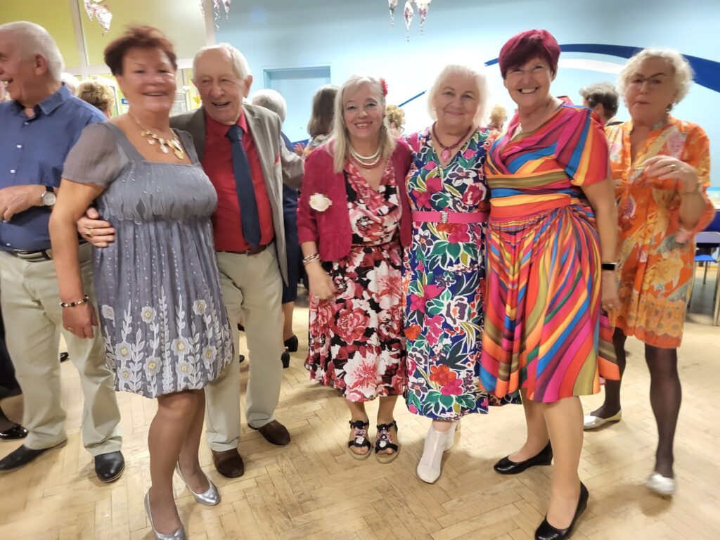 zdjęcie przedstawia uczestników Balu Seniora w klubie "Dąb"