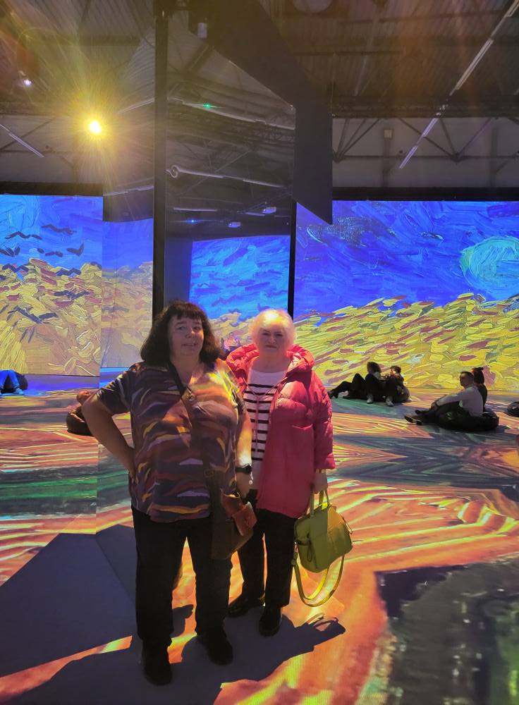 zdjęcie przedstawia osoby oglądające wystawę „VAN GOGH – The Immersive Exhibition”