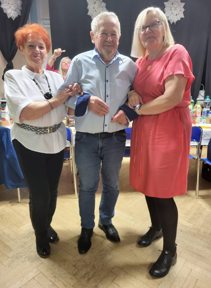 zdjęcie przedstawia uczestników Balu Seniora w klubie "Dąb"