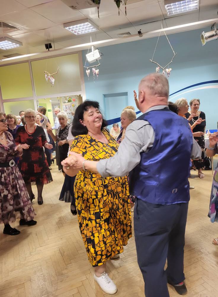 zdjęcie przedstawia uczestników Balu Seniora w klubie "Dąb"