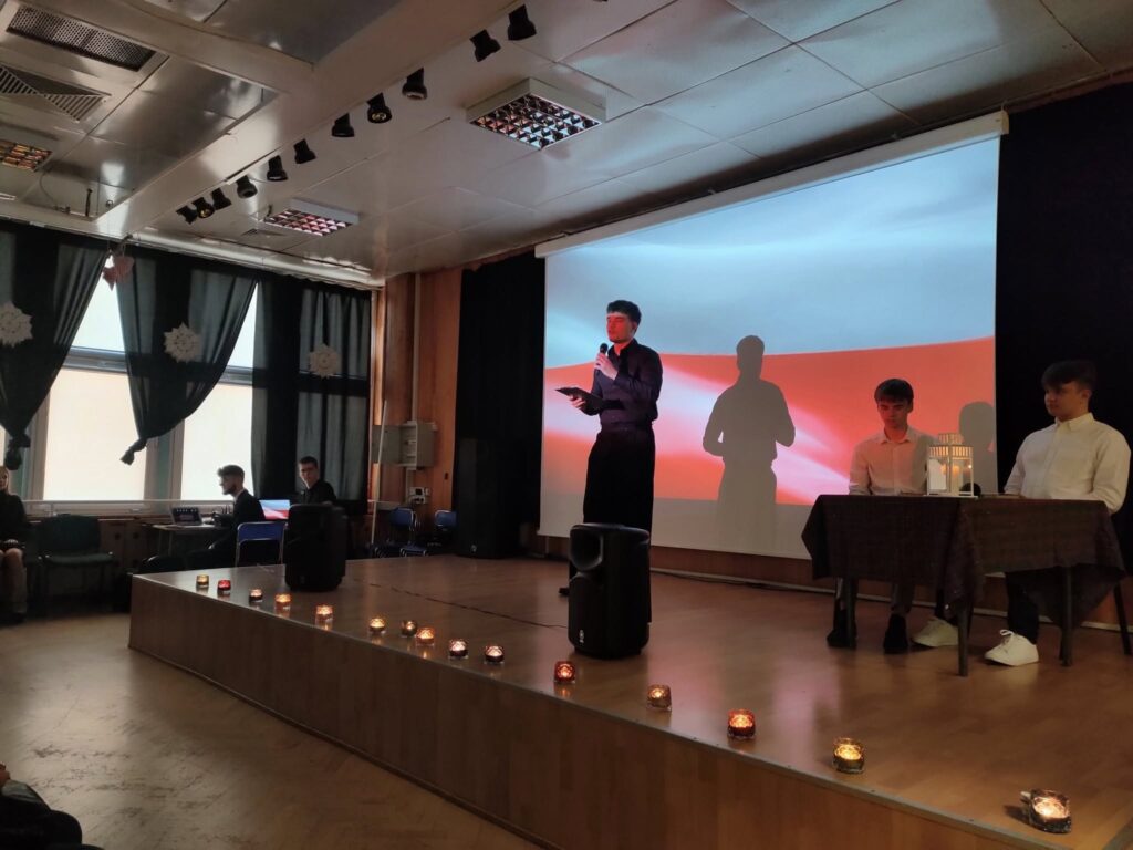 zdjęcie przedstawia uczestników wieczornicy przygotowanej przez młodzież zamieszkującą w Bursie Szkolnej Integracyjnej w Szczecinie