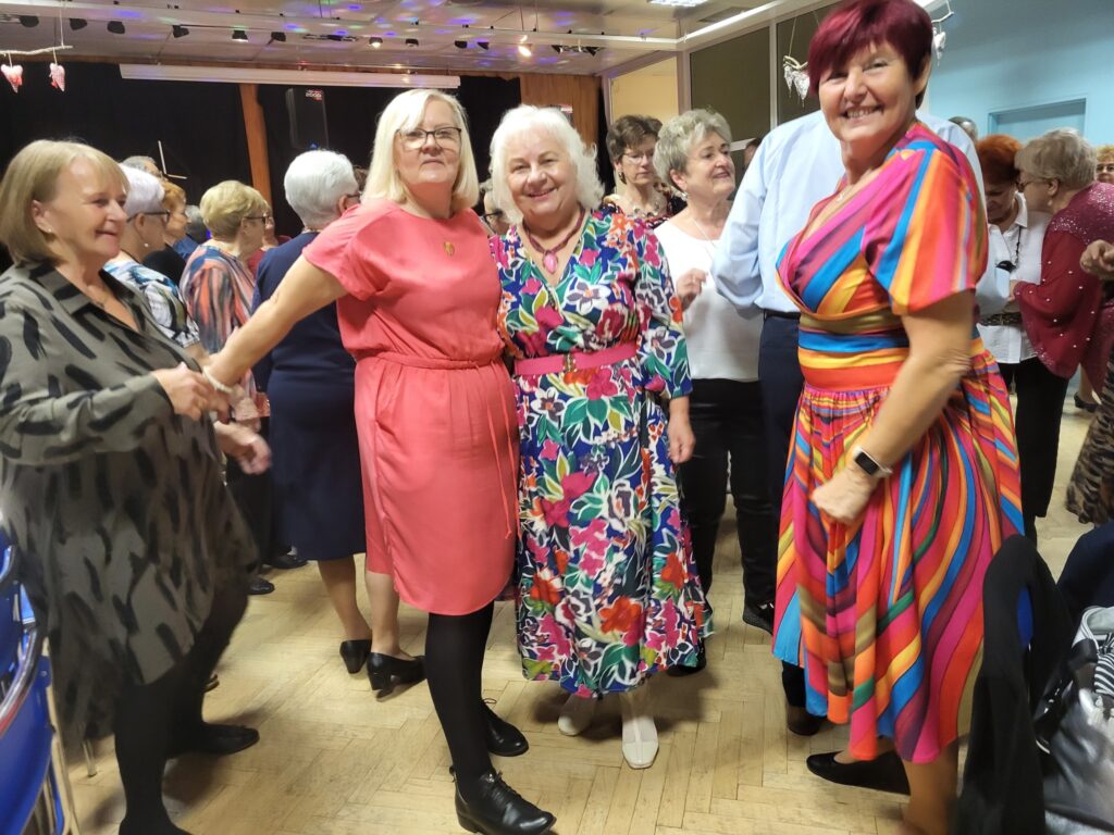 zdjęcie przedstawia uczestników Balu Seniora w klubie "Dąb"