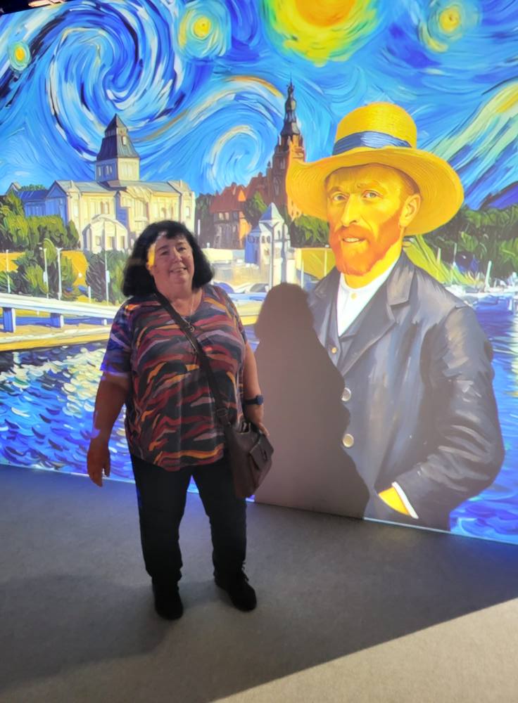 zdjęcie przedstawia osobę oglądającą wystawę „VAN GOGH – The Immersive Exhibition”