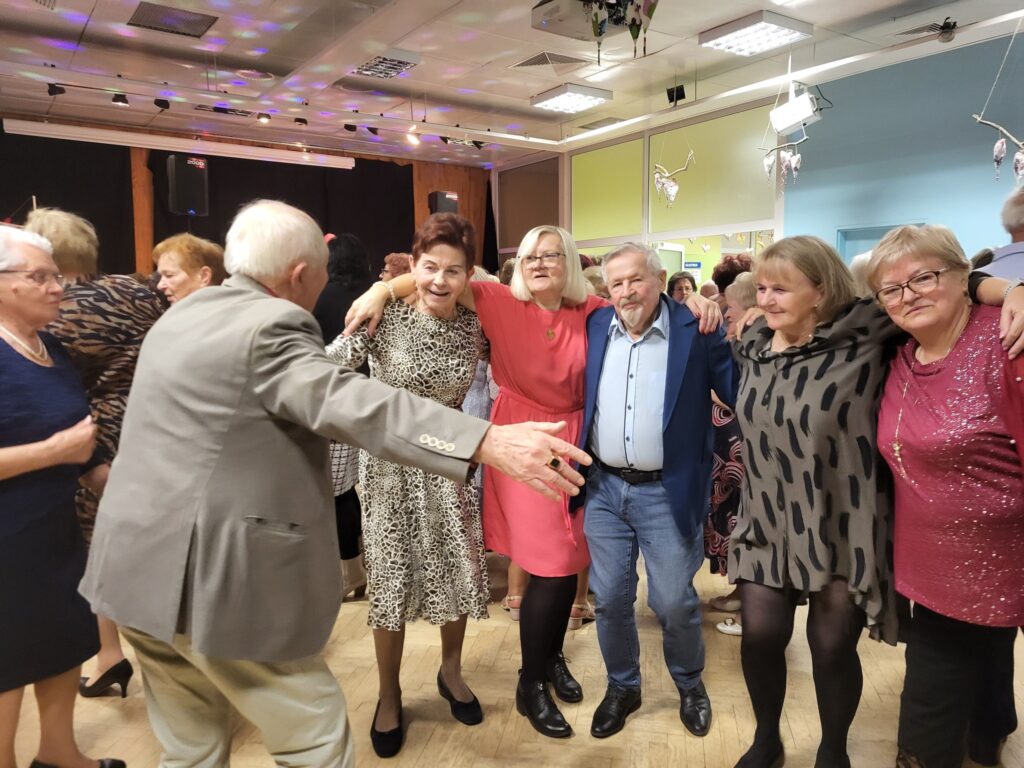 zdjęcie przedstawia uczestników Balu Seniora w klubie "Dąb"