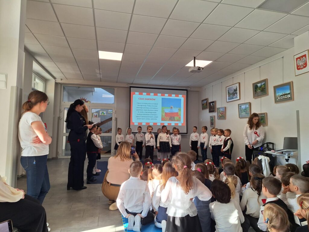 zdjęcie przedstawia uczestników uroczystych obchodów Święta Niepodległości w Przedszkolu Publicznym nr 9 "Słoneczna Dziewiątka"