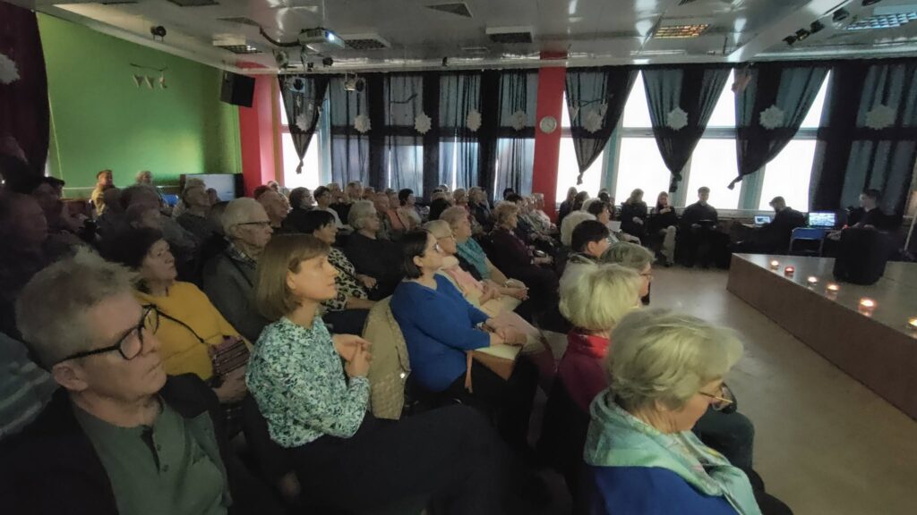 zdjęcie przedstawia uczestników wieczornicy przygotowanej przez młodzież zamieszkującą w Bursie Szkolnej Integracyjnej w Szczecinie