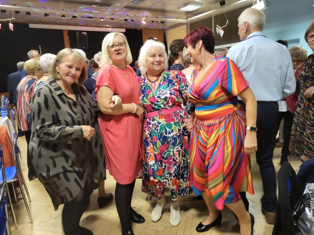 zdjęcie przedstawia uczestników Balu Seniora w klubie "Dąb"