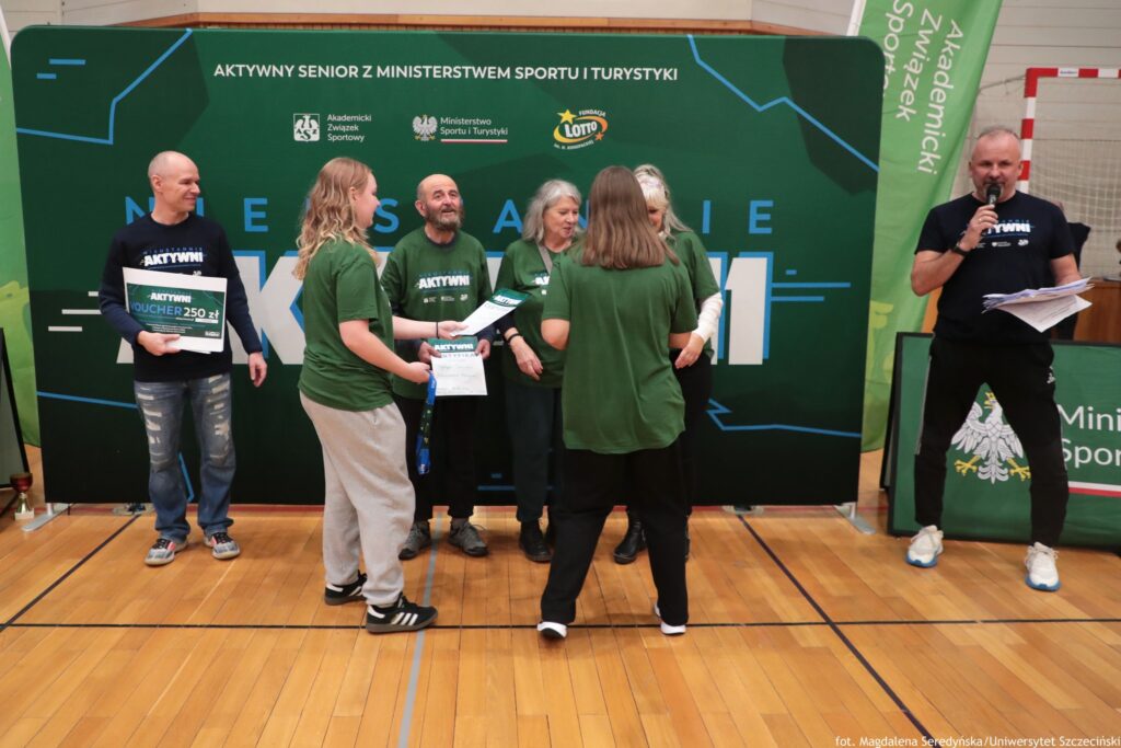 zdjęcie przedstawia seniorów biorących udział w igrzyskach "Nieustannie aktywni"