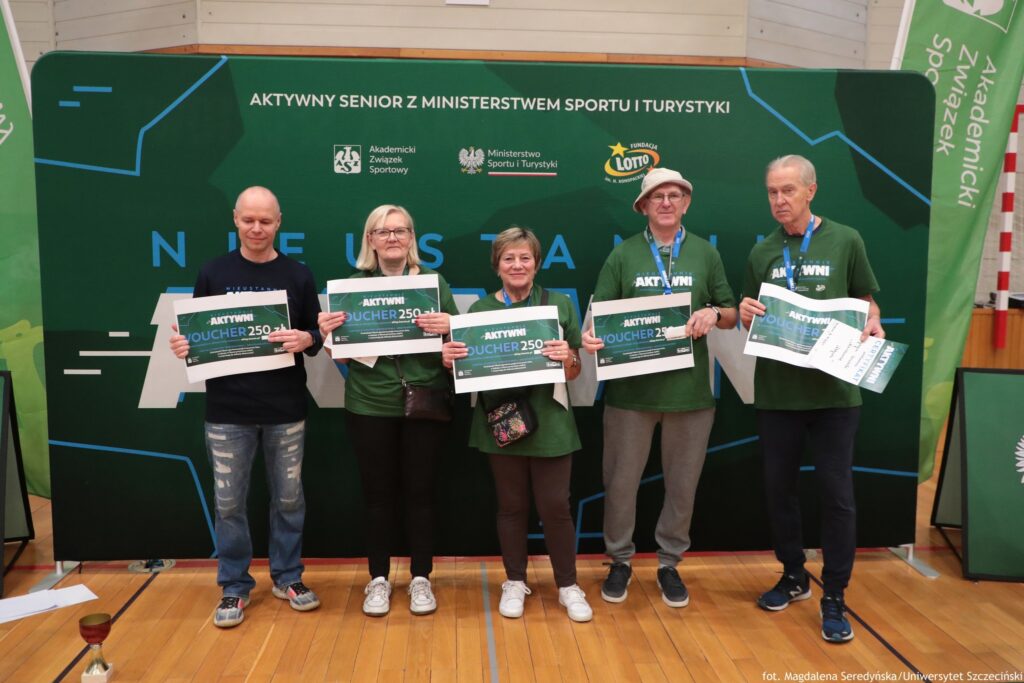 zdjęcie przedstawia seniorów biorących udział w igrzyskach "Nieustannie aktywni"