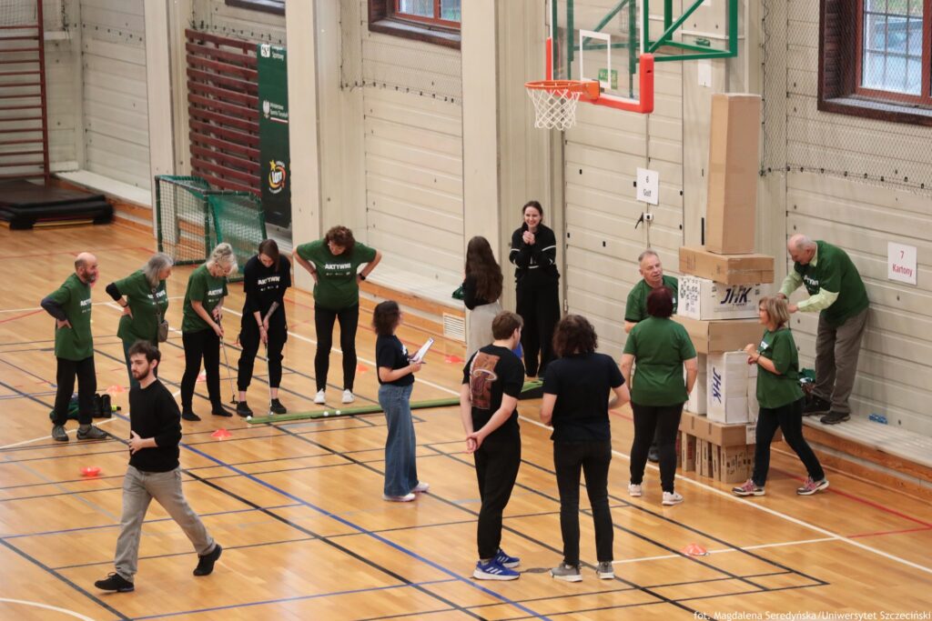 zdjęcie przedstawia seniorów biorących udział w igrzyskach "Nieustannie aktywni"