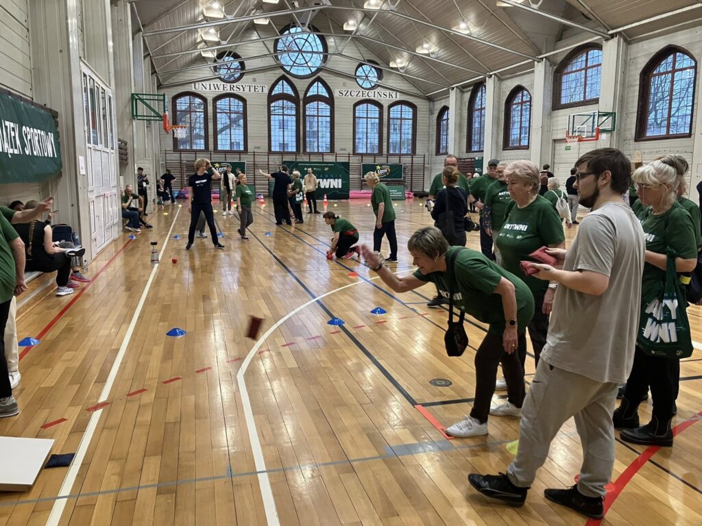 zdjęcie przedstawia seniorów biorących udział w igrzyskach "Nieustannie aktywni"