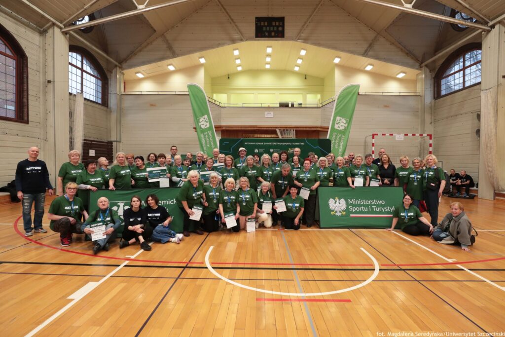 zdjęcie przedstawia seniorów biorących udział w igrzyskach "Nieustannie aktywni"