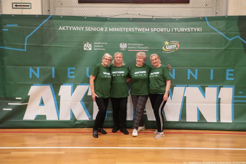zdjęcie przedstawia seniorów biorących udział w igrzyskach "Nieustannie aktywni"