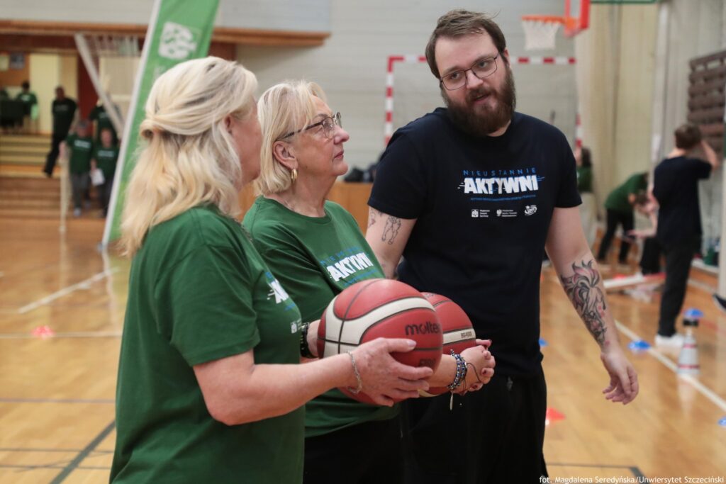 zdjęcie przedstawia seniorów biorących udział w igrzyskach "Nieustannie aktywni"