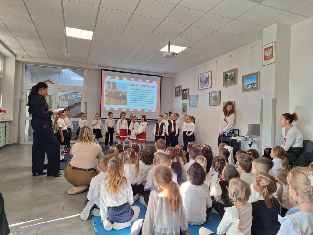 zdjęcie przedstawia uczestników uroczystych obchodów Święta Niepodległości w Przedszkolu Publicznym nr 9 "Słoneczna Dziewiątka"