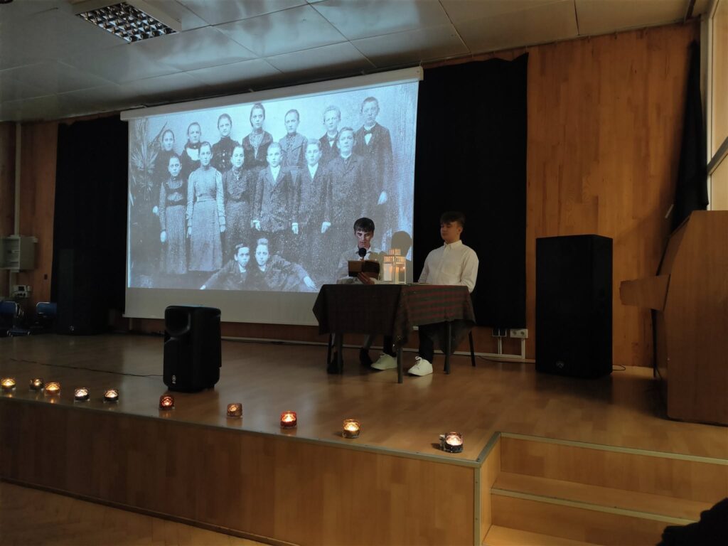 zdjęcie przedstawia uczestników wieczornicy przygotowanej przez młodzież zamieszkującą w Bursie Szkolnej Integracyjnej w Szczecinie