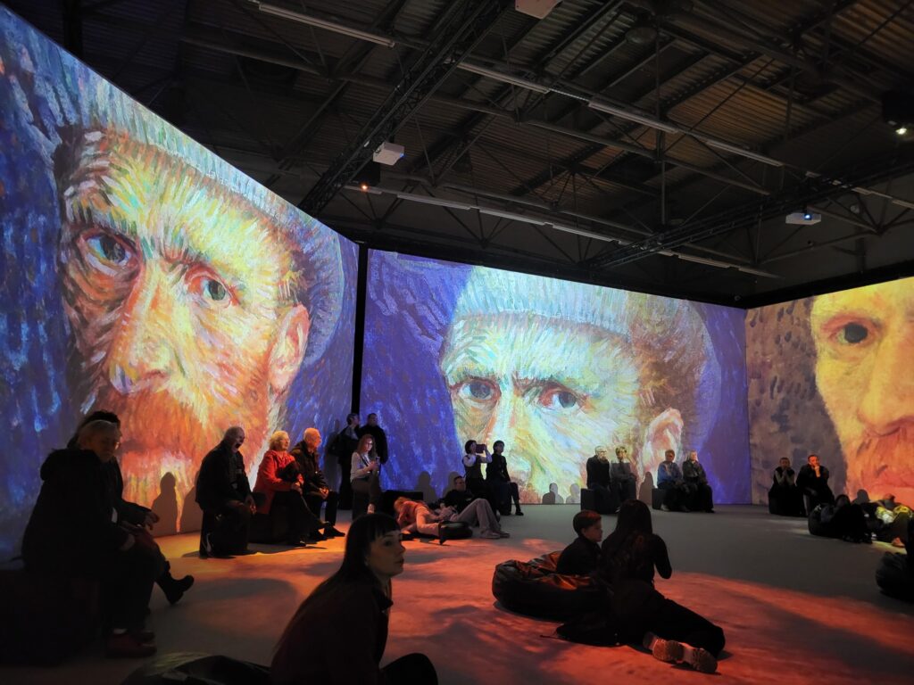 zdjęcie przedstawia osoby oglądające wystawę „VAN GOGH – The Immersive Exhibition”