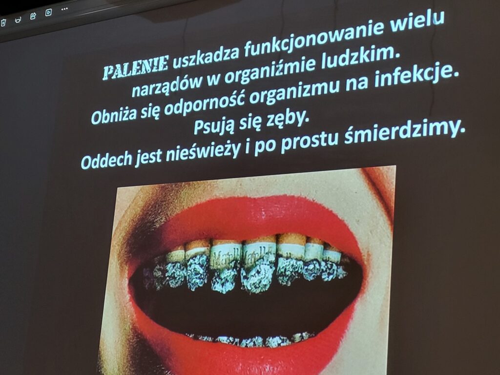 zdjęcie przedstawia plakat o szkodliwości palenia papierosów
