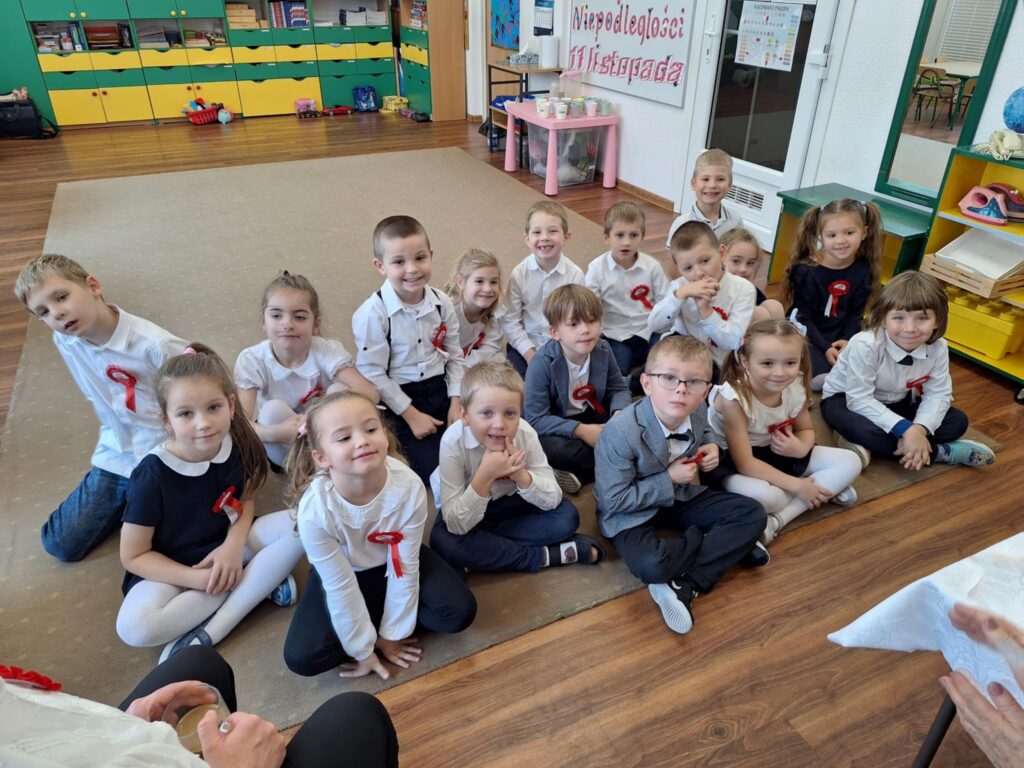 zdjęcie przedstawia uczestników uroczystych obchodów Święta Niepodległości w Przedszkolu Publicznym nr 9 "Słoneczna Dziewiątka"