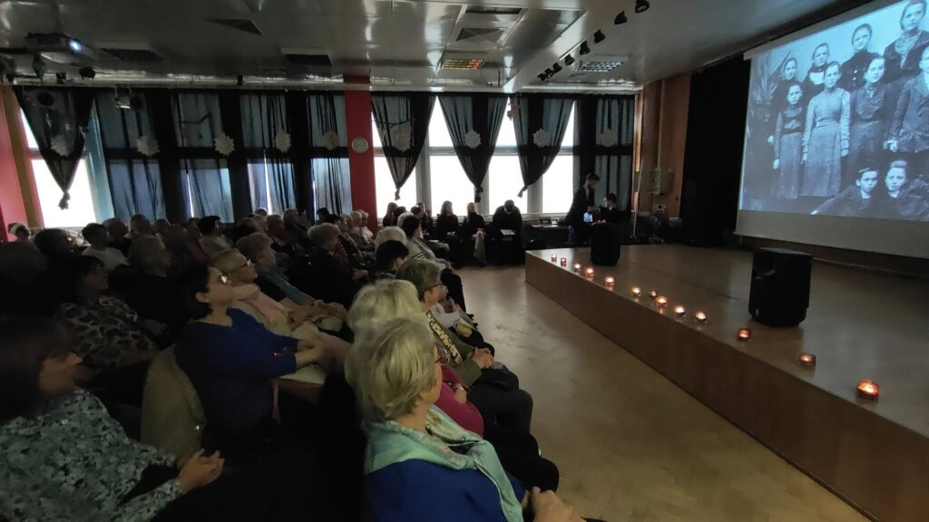 zdjęcie przedstawia uczestników wieczornicy przygotowanej przez młodzież zamieszkującą w Bursie Szkolnej Integracyjnej w Szczecinie