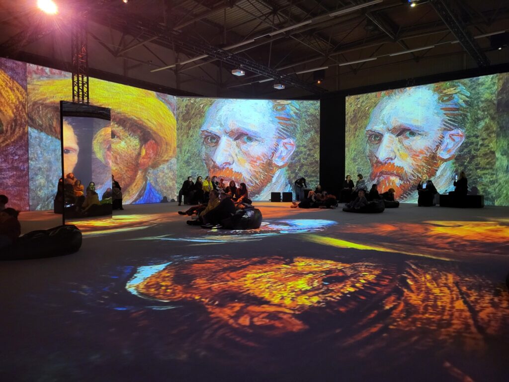 zdjęcie przedstawia osoby oglądające wystawę „VAN GOGH – The Immersive Exhibition”