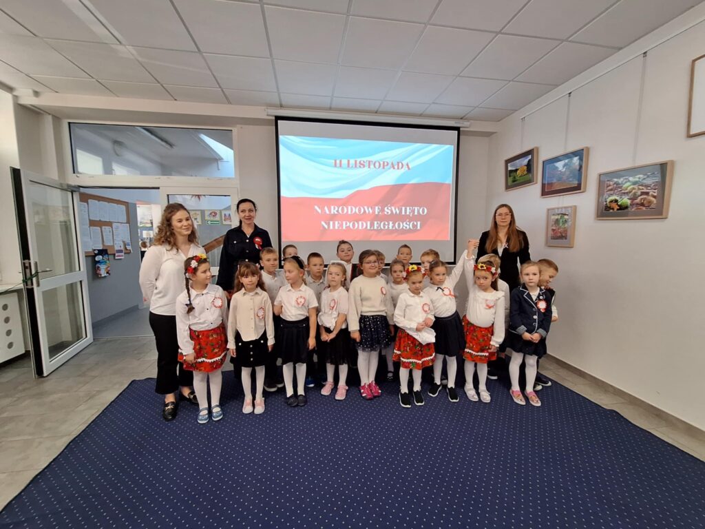 zdjęcie przedstawia uczestników uroczystych obchodów Święta Niepodległości w Przedszkolu Publicznym nr 9 "Słoneczna Dziewiątka"