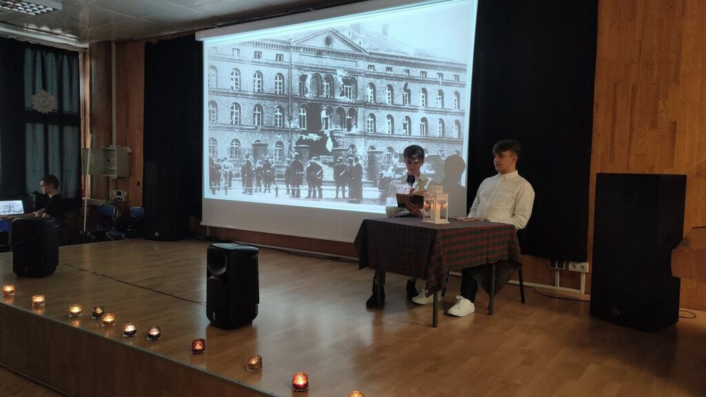 zdjęcie przedstawia uczestników wieczornicy przygotowanej przez młodzież zamieszkującą w Bursie Szkolnej Integracyjnej w Szczecinie