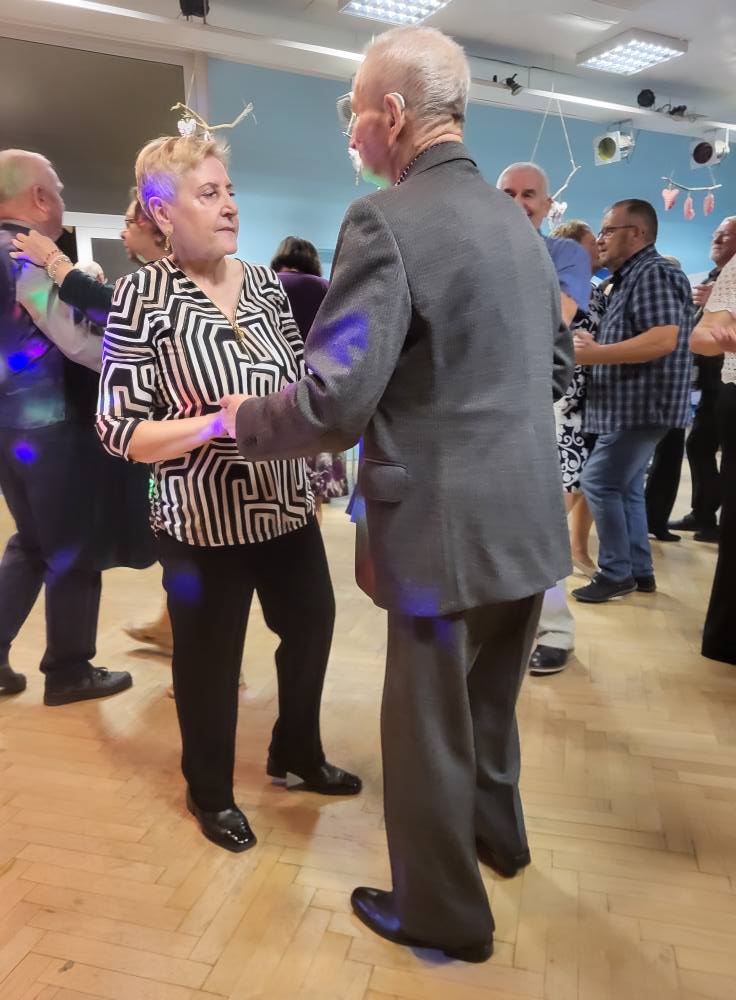 zdjęcie przedstawia uczestników Balu Seniora w klubie "Dąb"
