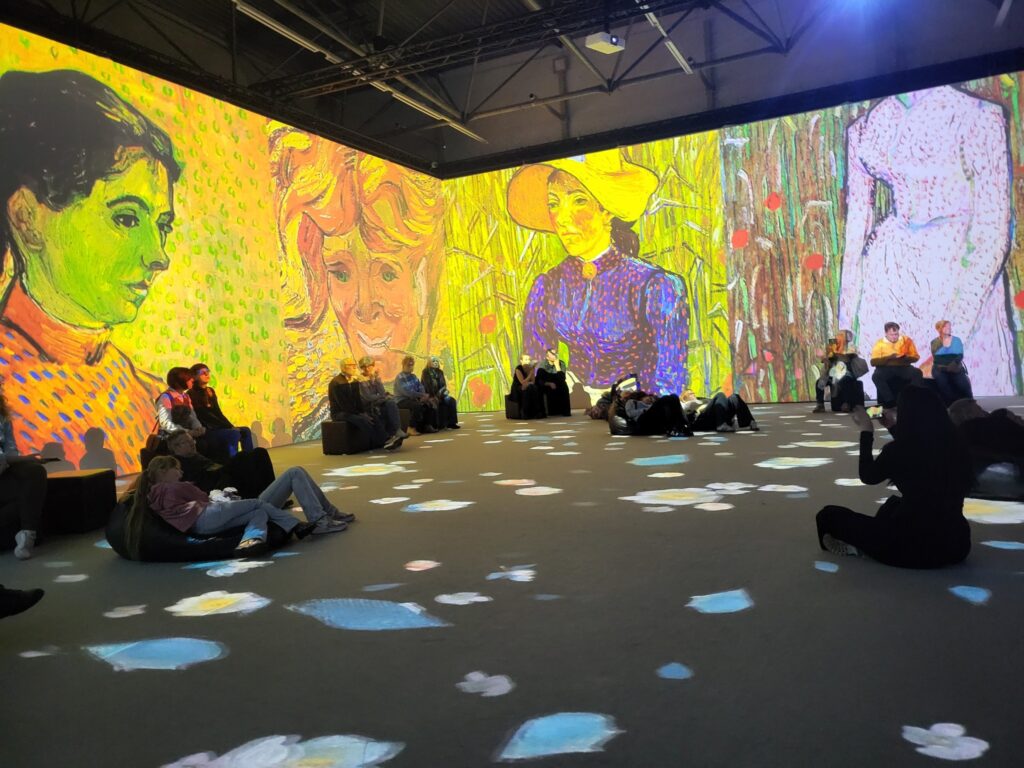 zdjęcie przedstawia osoby oglądające wystawę „VAN GOGH – The Immersive Exhibition”