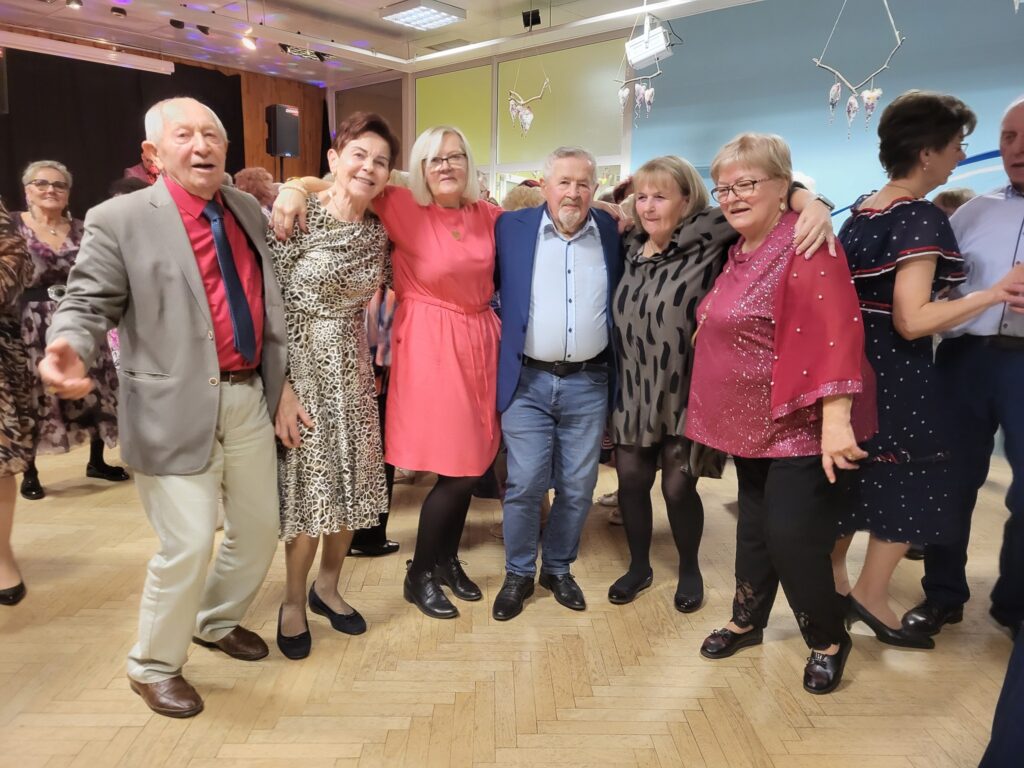zdjęcie przedstawia uczestników Balu Seniora w klubie "Dąb"