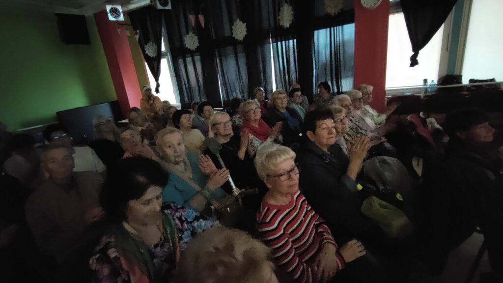 zdjęcie przedstawia uczestników wieczornicy przygotowanej przez młodzież zamieszkującą w Bursie Szkolnej Integracyjnej w Szczecinie