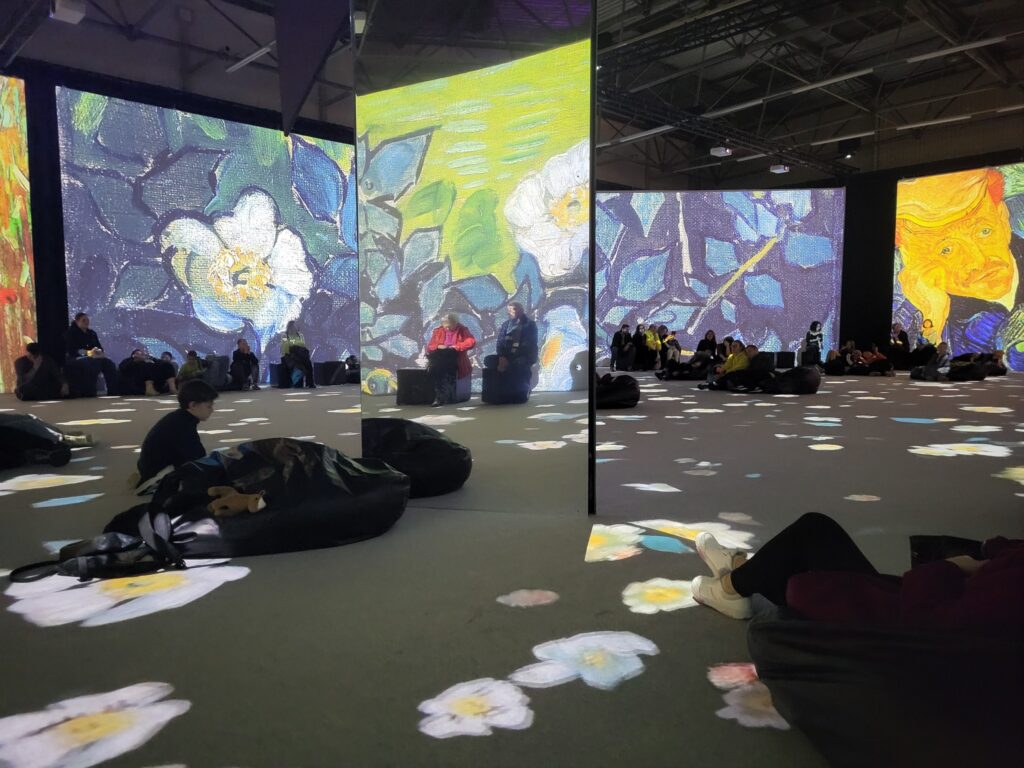 zdjęcie przedstawia osoby oglądające wystawę „VAN GOGH – The Immersive Exhibition”