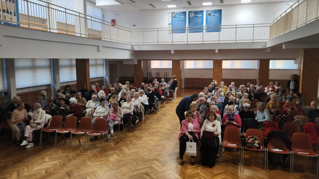 zdjęcie przedstawia Kierownika UTW-SP z licznie zgromadzonymi Słuchaczami