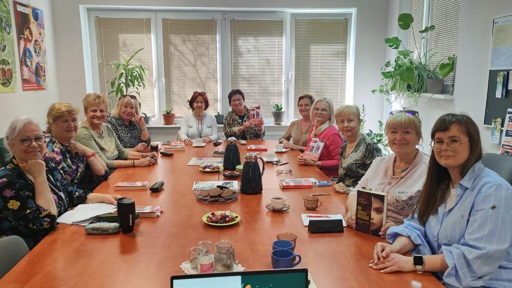 plakat przedstawia grafikę otworzonej książki