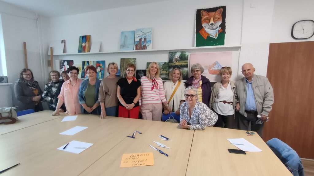 zdjęcie przedstawia grupę seniorów podczas warsztatów